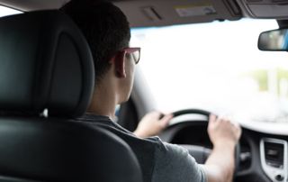 Garçon conduisant une voiture